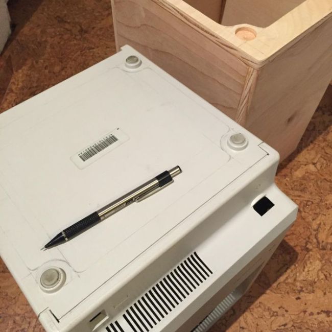 Самодельная урна из старого компьютера Apple Macintosh