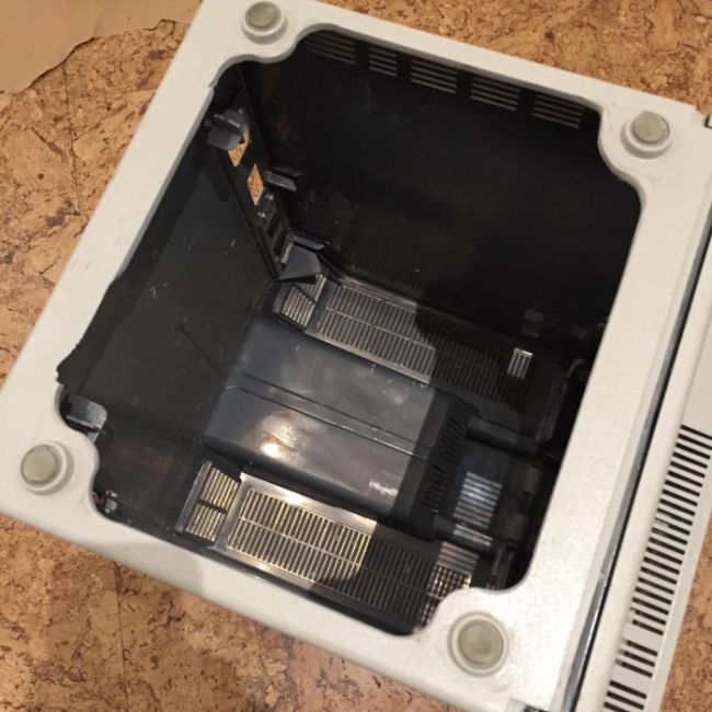 Самодельная урна из старого компьютера Apple Macintosh