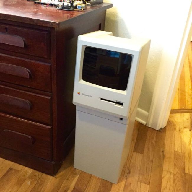 Самодельная урна из старого компьютера Apple Macintosh