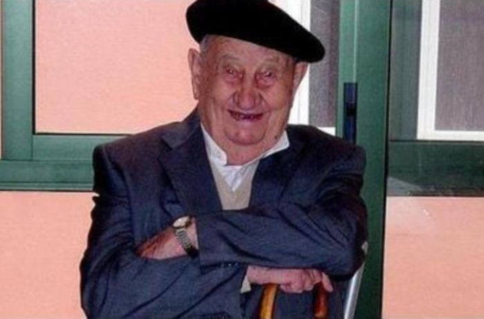 В возрасте 107 лет умер испанец, который пил только вино