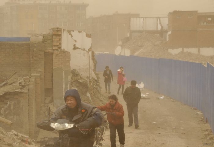 Пылевая буря обрушилась на Пекин (9 фото)