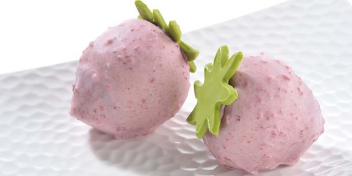 Это японское пирожное на вид и вкус совсем как свежесобранная клубника Это японское пирожное на вид и вкус совсем как свежесобранная клубника