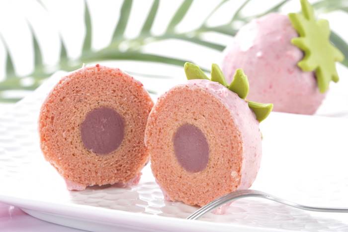 Это японское пирожное на вид и вкус совсем как свежесобранная клубника