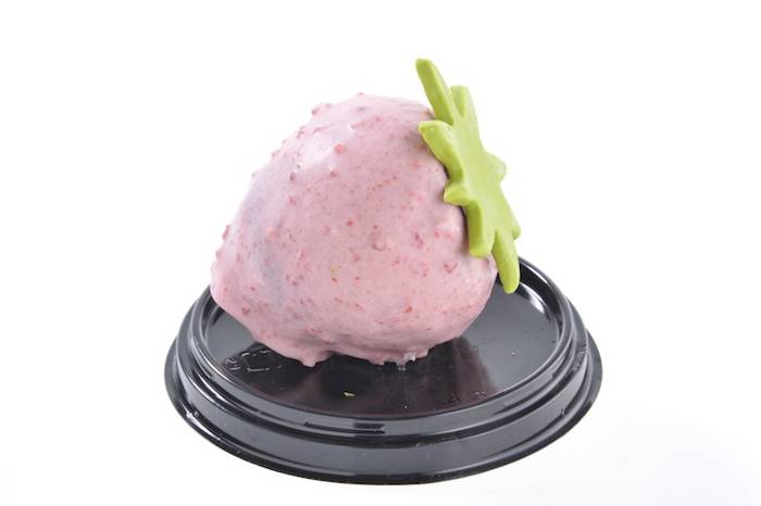 Это японское пирожное на вид и вкус совсем как свежесобранная клубника