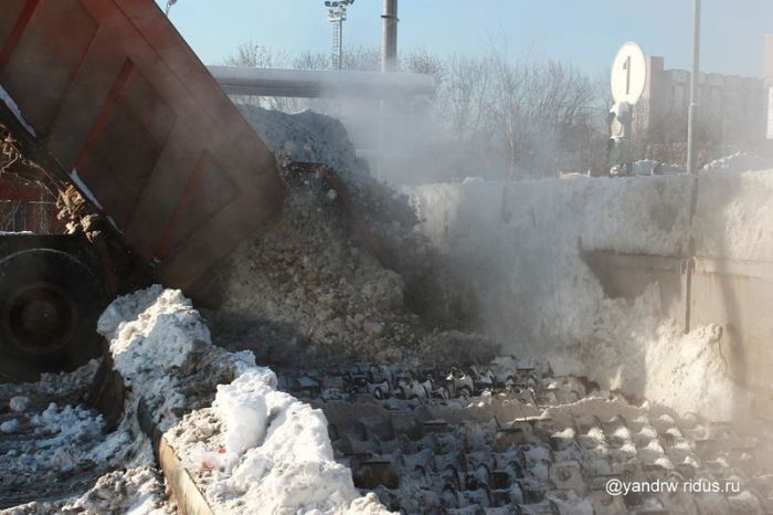 Что делают с убранным снегом? (13 фото)