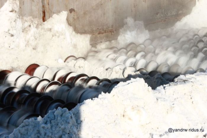 Что делают с убранным снегом? (13 фото)