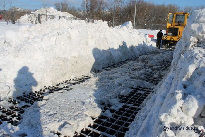 Что делают с убранным снегом? (13 фото)
