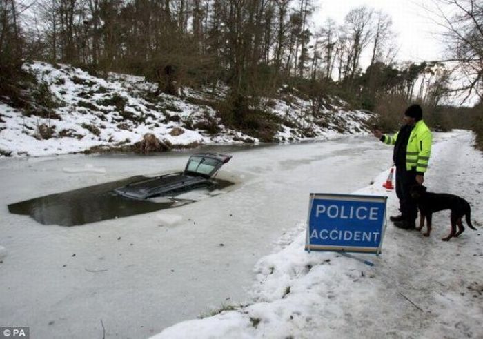 Что будет если поехать по льду (6 фото)