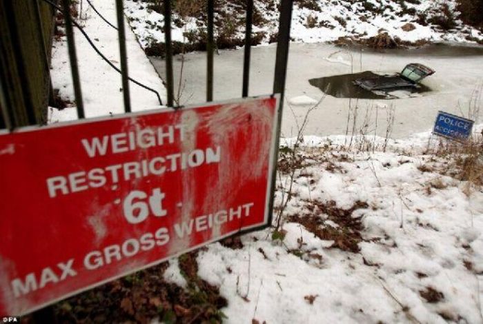 Что будет если поехать по льду (6 фото)