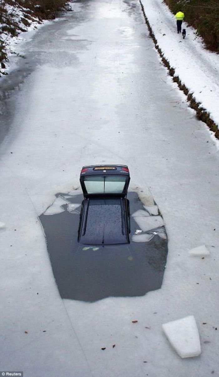 Что будет если поехать по льду (6 фото)