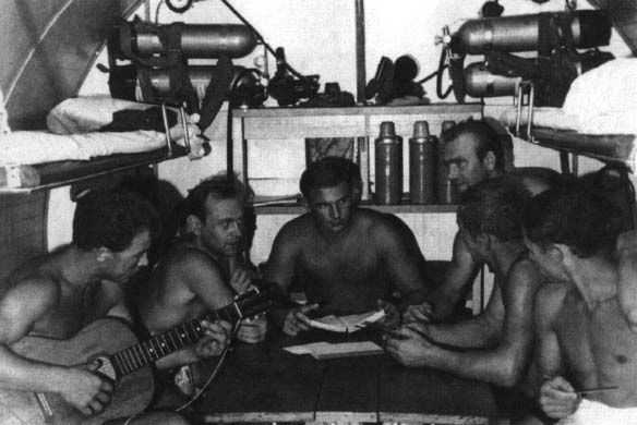 Вплавь из СССР (11 фото)