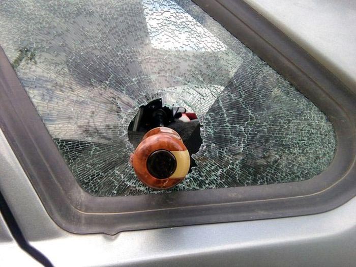 Зонтик выбил автомобильное стекло