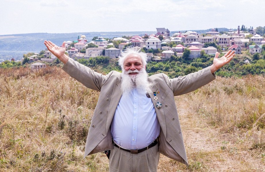 Цыганская столица мира: молдавский городок, где местные жители выставляют напоказ свое богатство