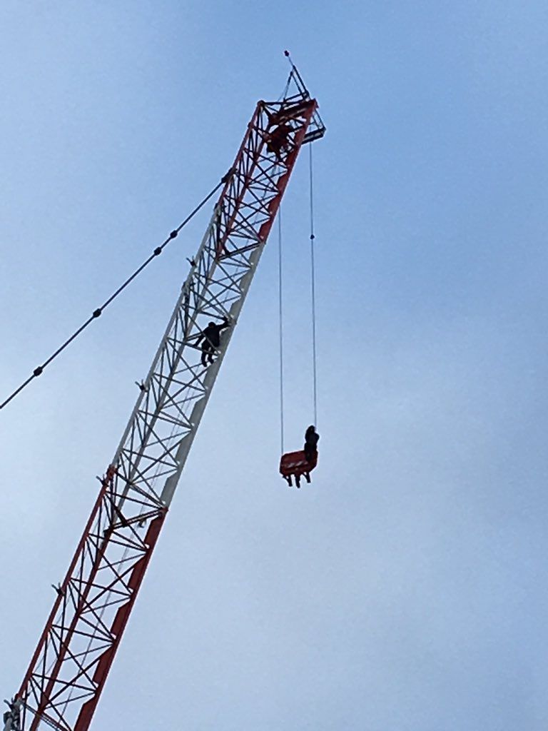 Барышня на каблуках несколько часов просидела на крюке подъемного крана