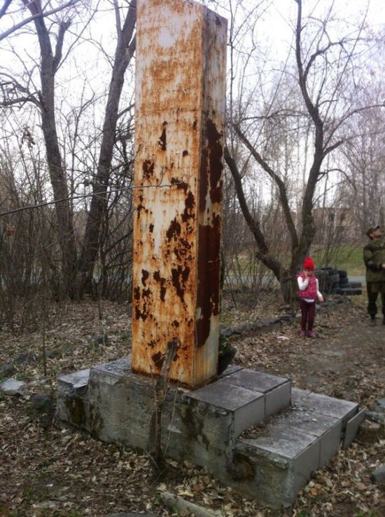 Волонтеры восстановили памятник к Дню Победы