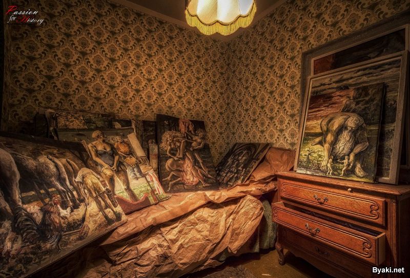Заброшенный дом, полный произведениями искусств