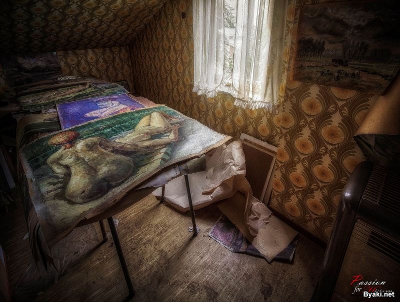 Заброшенный дом, полный произведениями искусств