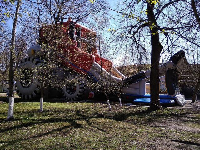 В Орле под надувной батут положили баннер с портретами ветеранов ВОВ