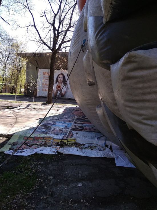 В Орле под надувной батут положили баннер с портретами ветеранов ВОВ