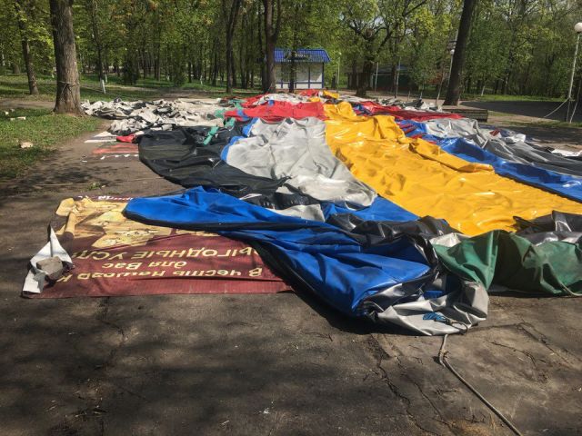 В Орле под надувной батут положили баннер с портретами ветеранов ВОВ