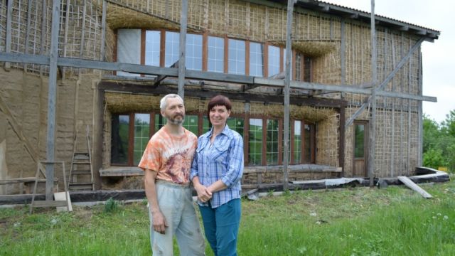Жители Воронежской области построили дом из соломы