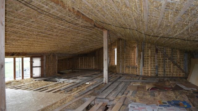 Жители Воронежской области построили дом из соломы