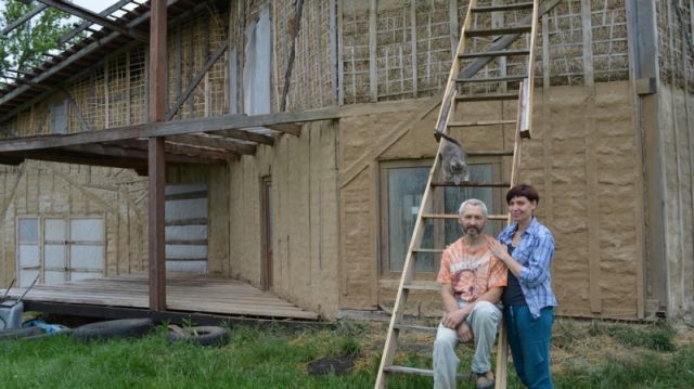 Жители Воронежской области построили дом из соломы