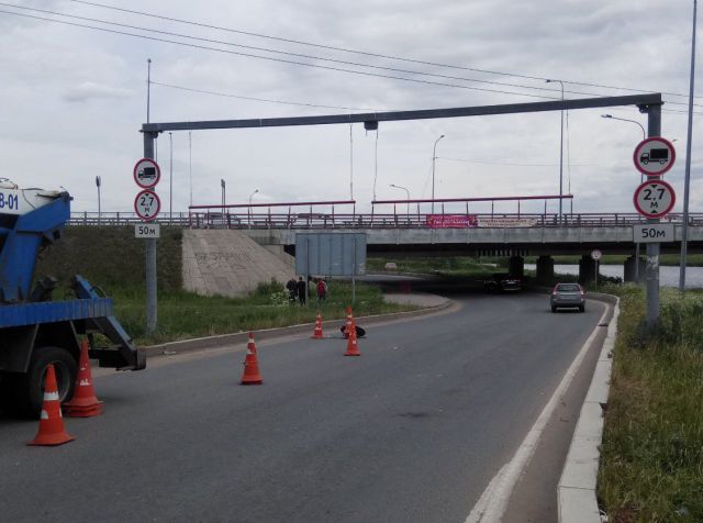 Под "мостом глупости" застряла "Газель" с биотуалетом