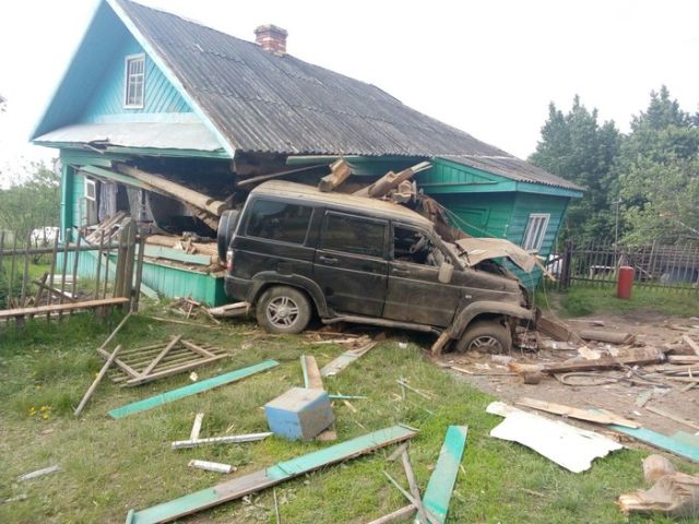 Пьяный водитель УАЗа въехал в жилой дом