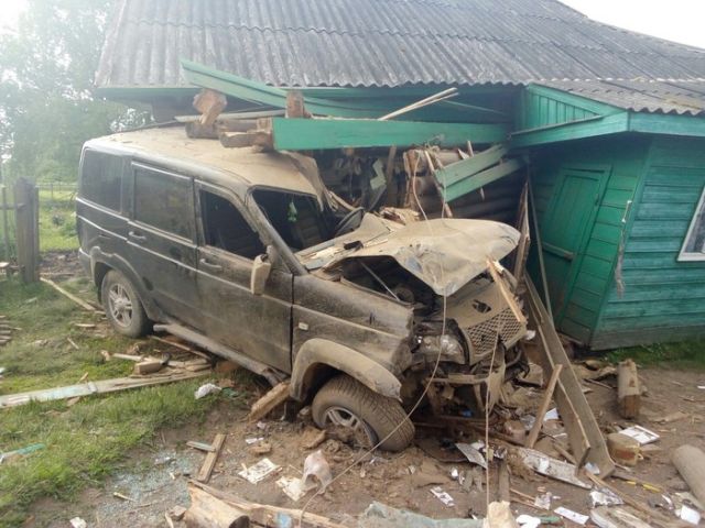 Пьяный водитель УАЗа въехал в жилой дом
