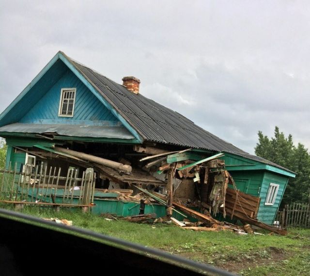 Пьяный водитель УАЗа въехал в жилой дом