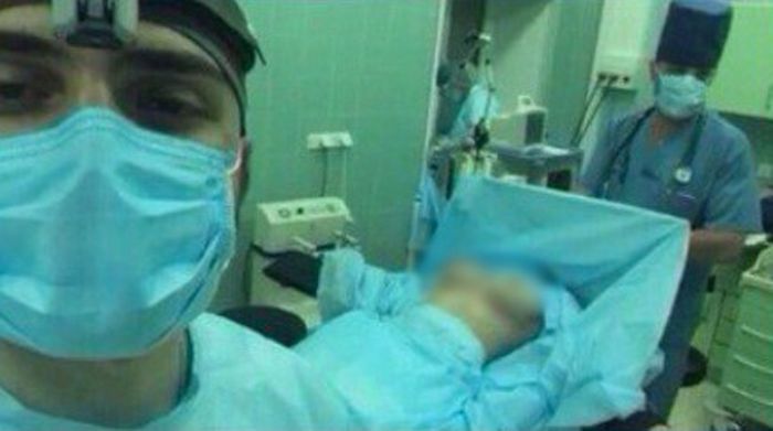 Студент медицинского ВУЗа опубликовал фото из операционной с голой пациенткой