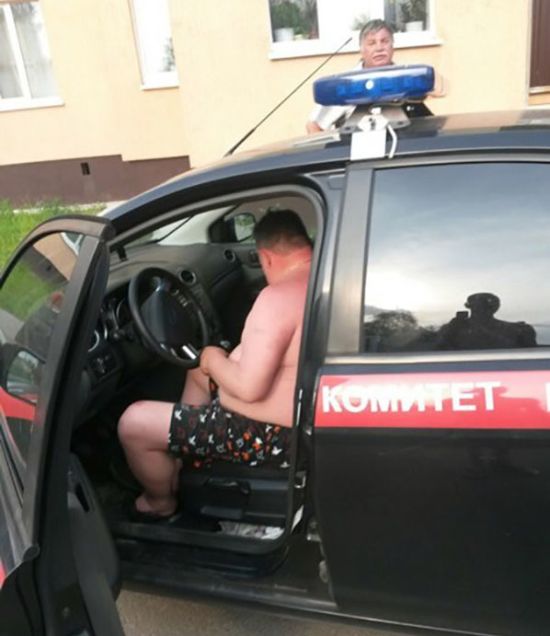 В Невской Дубровке мужчина в трусах ездил на автомобиле Следственного комитета