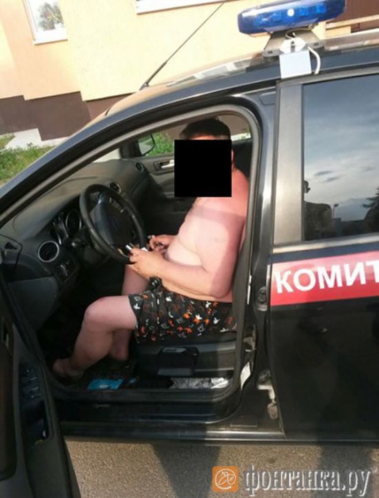 В Невской Дубровке мужчина в трусах ездил на автомобиле Следственного комитета