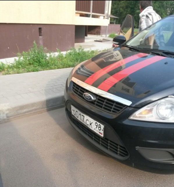 В Невской Дубровке мужчина в трусах ездил на автомобиле Следственного комитета