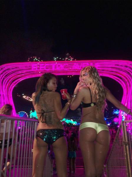 Девушки музыкального фестиваля Electric Daisy Carnival
