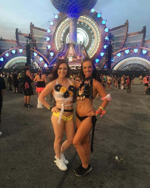 Девушки музыкального фестиваля Electric Daisy Carnival