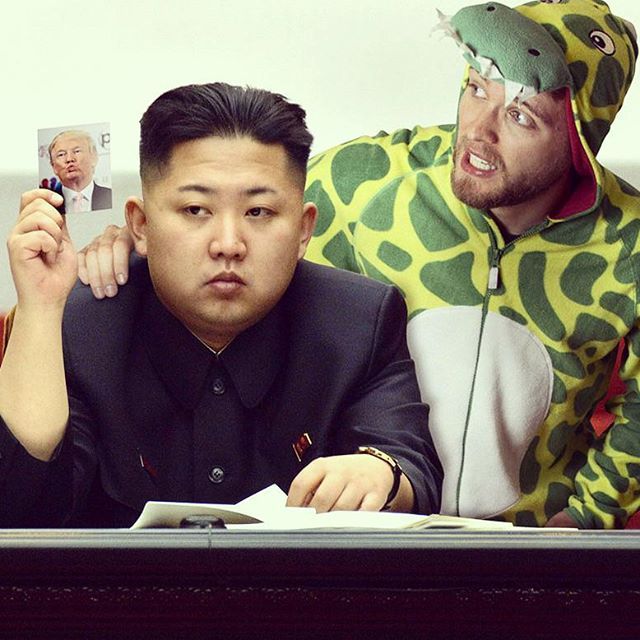 Парень пририсовывает себя к фотографиям со знаменитостями