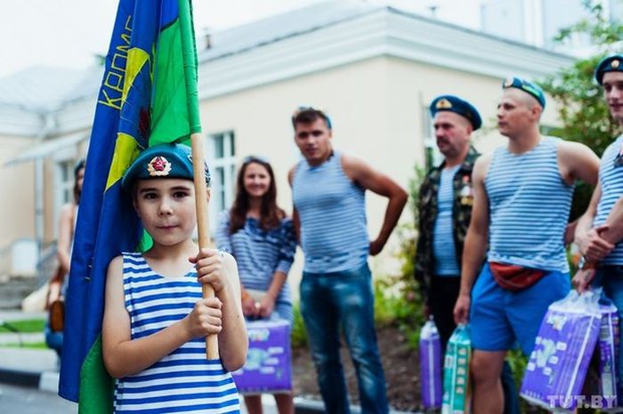 Гомельские десантники посетили новорожденных отказников