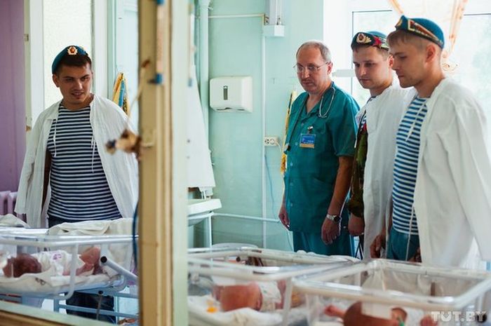 Гомельские десантники посетили новорожденных отказников