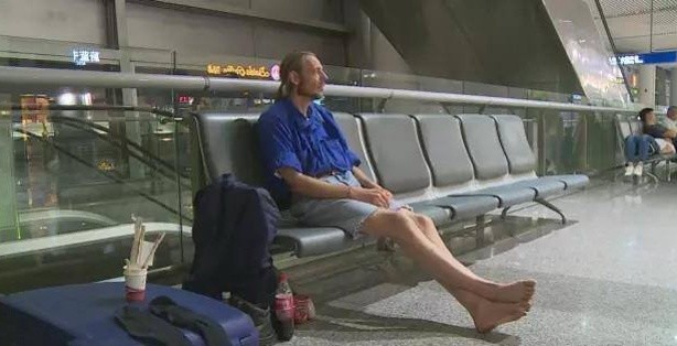 Парень ждал любимую в аэропорту 10 дней