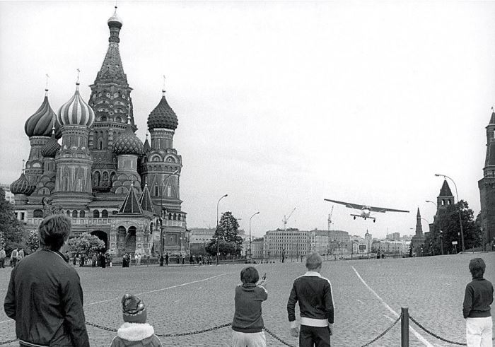 Миссия мира: как пилот-любитель посадил самолет на Красной площади, и что с ним случилось после этого Миссия мира: как пилот-любитель посадил самолет на Красной площади, и что с ним случилось после этого