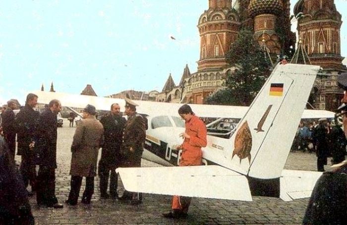 Миссия мира: как пилот-любитель посадил самолет на Красной площади, и что с ним случилось после этого Миссия мира: как пилот-любитель посадил самолет на Красной площади, и что с ним случилось после этого