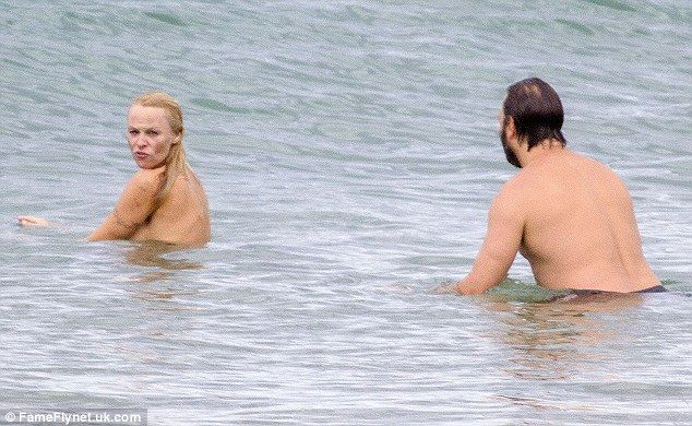 Памела Андерсон засветила сиськи