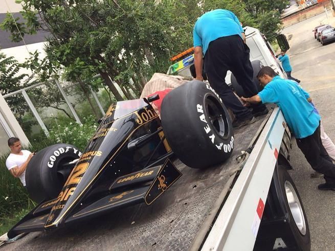 Копия легендарного болида Lotus за 25 000 долларов на потолке квартиры