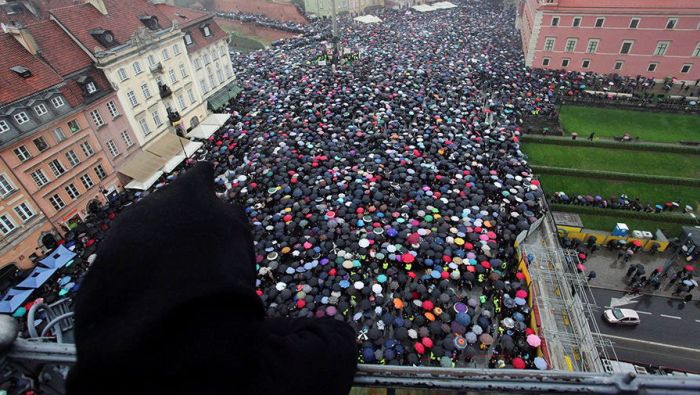 В Польше проходят массовые протесты против полного запрета абортов