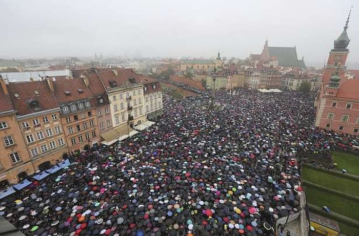 В Польше проходят массовые протесты против полного запрета абортов