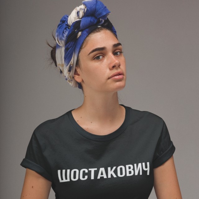 Западный тренд на одежду с надписями на кириллице