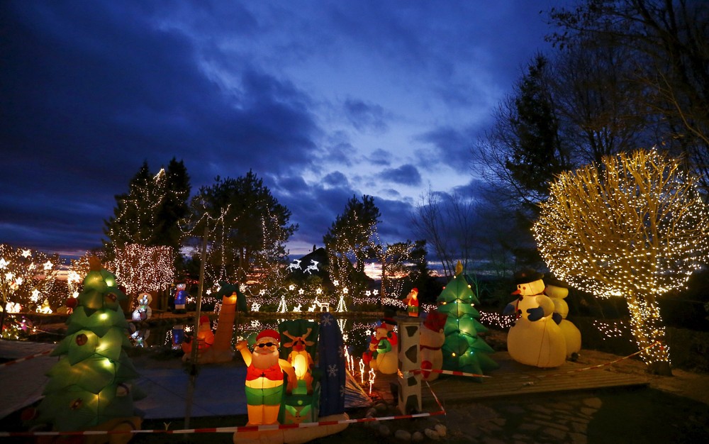 Рождественские огни загородной усадьбы
