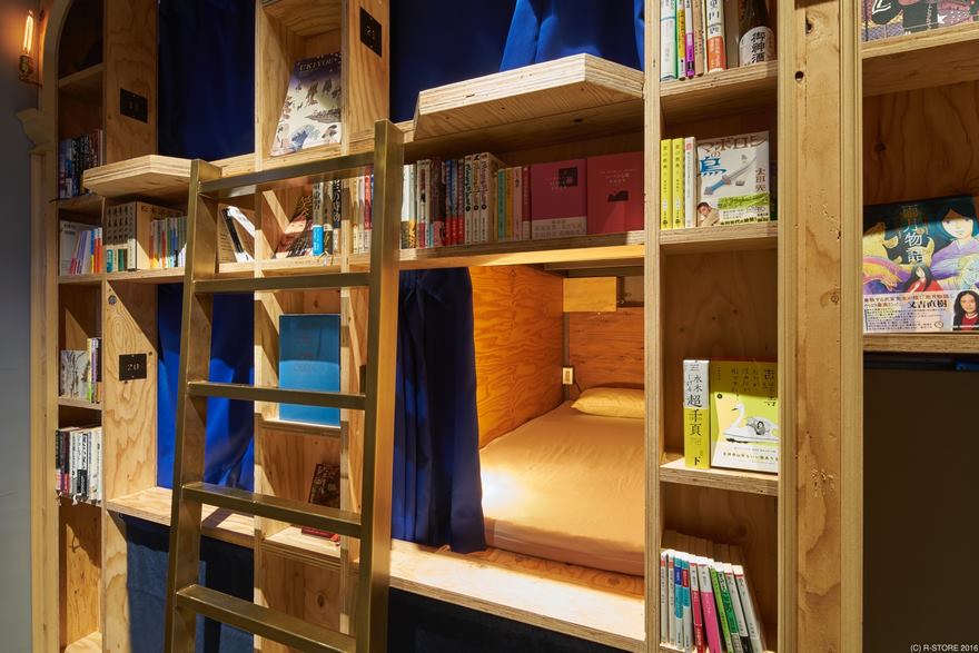 Новый тематический хостел в Киото предлагает переночевать на книжной полке